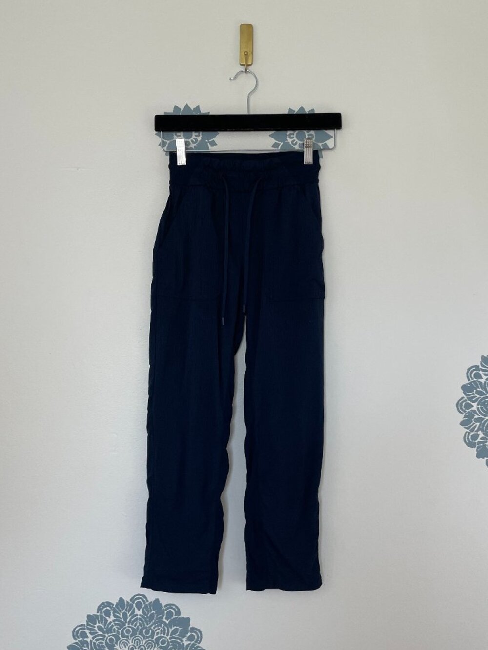 Lululemon Beyond The Studio Crop Pants in True Navy Size 0